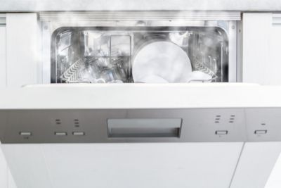 Lave-vaisselle rejetant de la vapeur lors de son ouverture.